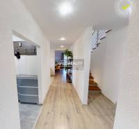 Predaj, rodinný dom Batizovce, + polyfunkčný objekt,... - Interiér rodinného domu s podlahou s dreveným dekorom a schodmi.