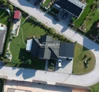 Predaj, rodinný dom Batizovce, + polyfunkčný objekt,... - Letecký pohľad na rodinný dom v Batizovciach s udržiavanou záhradou a pergolou.