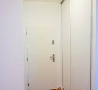 MODERNÝ 2i byt, NOVOSTAVBA, CENTRUM, Suché Mýto, Staré Mesto - Chodba 2-izbového bytu s drevenou podlahou, bielymi stenami a vstavanou skriňou.