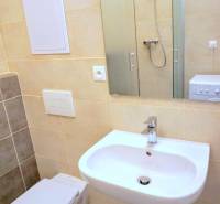 MODERNÝ 2i byt, NOVOSTAVBA, CENTRUM, Suché Mýto, Staré Mesto - Kúpeľňa so sprchovým kútom a toaletou v 2-izbovom byte.