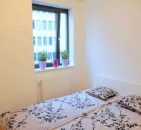 MODERNÝ 2i byt, NOVOSTAVBA, CENTRUM, Suché Mýto, Staré Mesto - Svetlá spálňa s oknom a kvetinovými vzormi v 2-izbovom byte.