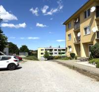 PREDAJ-  2 izbový byt neďaleko Nitry v obci Jarok - Parkovisko pri budovách v Jarku s 2-izbovými bytmi.