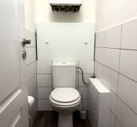 PREDAJ-  2 izbový byt neďaleko Nitry v obci Jarok - Kúpeľňa s bielym obkladom a toaletou v 2-izbovom byte, jednoduchý a čistý dizajn.