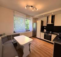 PREDAJ-  2 izbový byt neďaleko Nitry v obci Jarok - Kuchyňa v 2-izbovom byte s rohovou sedačkou a drevenou podlahou.