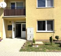 PREDAJ-  2 izbový byt neďaleko Nitry v obci Jarok - Vstup do budovy s 2-izbovým bytom v Jarku, so satelitnou anténou na balkóne.
