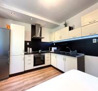 PREDAJ-  2 izbový byt neďaleko Nitry v obci Jarok - Kuchyňa v 2-izbovom byte s bielymi skrinkami a nerezovou chladničkou.