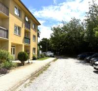 PREDAJ- 2 izbový byt neďaleko Nitry v obci Jarok - Trojetážny bytový dom v Jarku s parkoviskom a okolitou zeleňou.