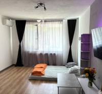 PREDAJ-  2 izbový byt neďaleko Nitry v obci Jarok - Obývacia izba s matracom, stolíkom a televízorom v 2-izbovom byte.