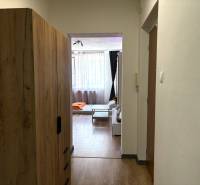 PREDAJ-  2 izbový byt neďaleko Nitry v obci Jarok - Vstupná chodba so vstavanou skriňou vedie do obývačky v 2-izbovom byte.