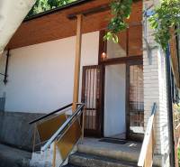 Na predaj  dom v obci Vyhne iba 400m od Vodného raja.  - Rodinný dom na ulici Vyhne so vstupnými schodmi, dreveným podhľadom a jednoduchým zábradlím.