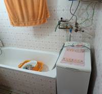 Na predaj  dom v obci Vyhne iba 400m od Vodného raja.  - Kúpeľňa na ulici Vyhne, rodinný dom, obsahuje vaňu, práčku a plynový kotol.