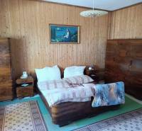 Na predaj  dom v obci Vyhne iba 400m od Vodného raja.  - Drevené obloženie, posteľ, skrine; rodinný dom na ulici Vyhne s klasickým nábytkom.