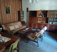 Na predaj  dom v obci Vyhne iba 400m od Vodného raja.  - Obývačka s retro nábytkom, poličky s knihami v rodinnom dome na ulici Vyhne.