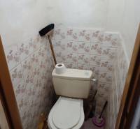 Na predaj  dom v obci Vyhne iba 400m od Vodného raja.  - Toaleta s kachličkami so vzorom na ulici Vyhne v rodinnom dome.