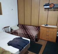 Na predaj  dom v obci Vyhne iba 400m od Vodného raja.  - Izba s dvoma posteľami, stoličkou, drevenou komodou na ulici Vyhne. Rodinný dom.