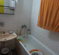 Na predaj  dom v obci Vyhne iba 400m od Vodného raja.  - Kúpeľňa s vaňou, zrkadlom a uterákom, ideálna pre rodinný dom na ulici Vyhne.