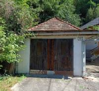 Na predaj  dom v obci Vyhne iba 400m od Vodného raja.  - Garáž v prírode, Vyhne, vedľa rodinného domu obklopená zeleňou, so starou strechou.