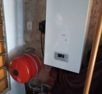 Na predaj  dom v obci Vyhne iba 400m od Vodného raja.  - Kotol a expanzná nádoba pri stene v rodinnom dome na ulici Vyhne.