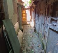 Na predaj  dom v obci Vyhne iba 400m od Vodného raja.  - Úzky prechod medzi budovami, vidieť chátrajúce steny, na ulici Vyhne pri rodinnom dome.