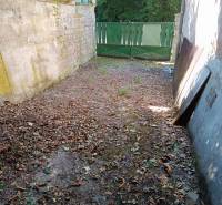 Na predaj  dom v obci Vyhne iba 400m od Vodného raja.  - Oplotený priestor pri rodinnom dome na ulici Vyhne, so zelenou bránou.