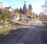 Štýlový rekreačný domček Levice - Pokojná ulica s chatami v Starých Leviciach, rekreačná lokalita, obklopená zeleňou a stromami.