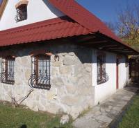 Štýlový rekreačný domček Levice - Kamenná chata so šikmou strechou v rekreačnej lokalite Staré Levice.