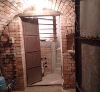 Štýlový rekreačný domček Levice - Tehlová pivnica v chate so vstupom a schodami. Skúmanie vinnej pivnice.