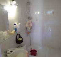 Štýlový rekreačný domček Levice - Kúpeľňa v Chate s umývadlom, sprchovým kútom a toaletou v jasnom osvetlení.