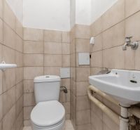 3- izb. byt o výmere 105m2 v historickom centre. - Kúpeľňa v 3-izbovom byte, s toaletou a umývadlom na svetlých obkladačkách.