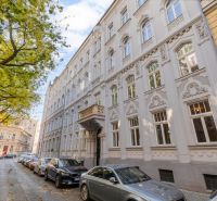 3- izb. byt o výmere 105m2 v historickom centre. - Historická budova na Kúpeľnej ulici v Bratislave - Starom Meste, lemovaná zaparkovanými autami.