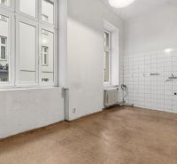 3- izb. byt o výmere 105m2 v historickom centre. - Prázdna miestnosť v 3-izbovom byte s oknami a radiátorom, dlaždičky na stene.