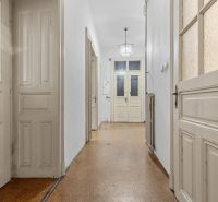 3- izb. byt o výmere 105m2 v historickom centre. - Chodba s bielymi dverami a podlahou s dreveným dekorom v 3-izbovom byte.