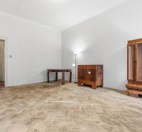 3- izb. byt o výmere 105m2 v historickom centre. - Izba v 3-izbovom byte s podlahou s dreveným dekorom a jednoduchým dreveným nábytkom.