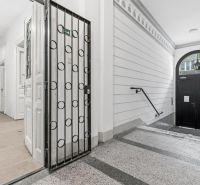 3- izb. byt o výmere 105m2 v historickom centre. - Chodba s bielymi stenami, schody a zábradlie v prostredí 3-izbového bytu.