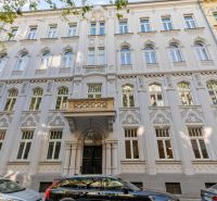 3- izb. byt o výmere 105m2 v historickom centre. - Historická fasáda budovy v Bratislave na Kúpeľnej ulici, zdobená architektonickými detailmi.