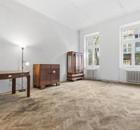 3- izb. byt o výmere 105m2 v historickom centre. - Priestranná obývacia izba s vintage nábytkom a podlahou s dreveným dekorom v 3-izbovom byte.