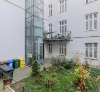 3- izb. byt o výmere 105m2 v historickom centre. - Vnútorný dvor s výťahom, kontajnermi a kvetinami pri 3-izbovom byte.