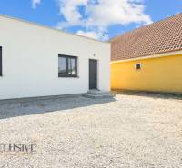 IDEÁLNY 1 IZBOVÝ BYT | VEĽKÉ RIPŇANY | TOPOĽČANY - Biely dom na Hlohovskej ceste vo Veľkých Ripňanoch s predzáhradkou.