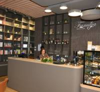 PRENÁJOM NEB.PRIESTORU V POLYFUNKČNOM DOME V CENTRE PEZINKA - Na ulici Moyzesova v obchodných priestoroch bistro s regálmi, knihami a občerstvením.