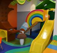 PRENÁJOM NEB.PRIESTORU V POLYFUNKČNOM DOME V CENTRE PEZINKA - Hravé detské ihrisko s dúhovou šmykľavkou a farebným nábytkom, vhodné obchodné priestory.