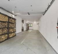 PREDAJ 8 IZB.REKREAČNEJ CHATY - VILY V MODRE HARMÓNII - Garáž s drevom, hadicou a úložným priestorom, na ulici Piesok, pri chate.