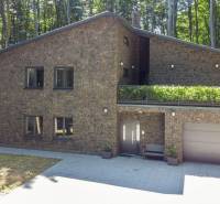 PREDAJ 8 IZB.REKREAČNEJ CHATY - VILY V MODRE HARMÓNII - Chata na ulici Piesok obklopená lesom, s terasou a garážou.