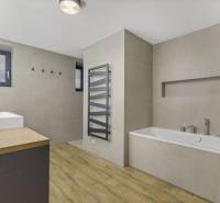 PREDAJ 8 IZB.REKREAČNEJ CHATY - VILY V MODRE HARMÓNII - Moderná kúpeľňa s vaňou a umývadlom, svetlý interiér v lokácii Pezinok.