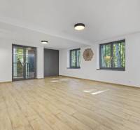 PREDAJ 8 IZB.REKREAČNEJ CHATY - VILY V MODRE HARMÓNII - Priestranná izba s drevenou podlahou, veľkými oknami, na ulici Piesok, ideálna pre chatu.