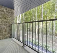 PREDAJ 8 IZB.REKREAČNEJ CHATY - VILY V MODRE HARMÓNII - Balkón s kamennou stenou ponúka výhľad na les pri Chate na ulici Piesok.