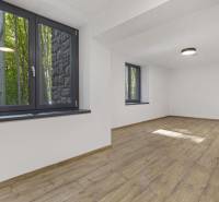 PREDAJ 8 IZB.REKREAČNEJ CHATY - VILY V MODRE HARMÓNII - Priestranná izba na Piesok, drevená podlaha, veľké okná, Chata, idylický výhľad na les.