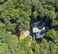 PREDAJ 8 IZB.REKREAČNEJ CHATY - VILY V MODRE HARMÓNII - Letecký pohľad na chatu uprostred hustého lesa na ulici Piesok.