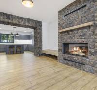 PREDAJ 8 IZB.REKREAČNEJ CHATY - VILY V MODRE HARMÓNII - Interiér s krbom a kameňom, priestor spája obývačku a kuchyňu.