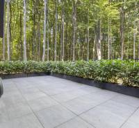 PREDAJ 8 IZB.REKREAČNEJ CHATY - VILY V MODRE HARMÓNII - Terasa s výhľadom na les, lemovaná zelenými kríkmi, na ulici Piesok a Chata.