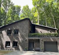 PREDAJ 8 IZB.REKREAČNEJ CHATY - VILY V MODRE HARMÓNII - Dom v lese, príroda, na ulici Piesok, chata, terasa so záhradou.